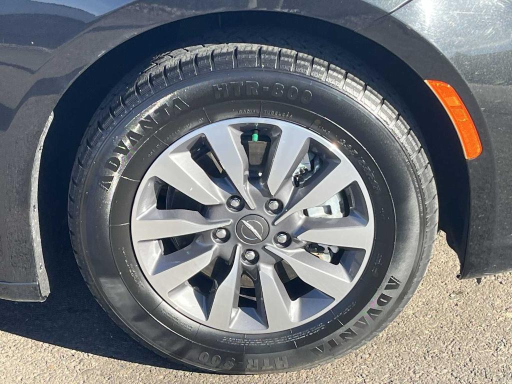 used 2023 Chrysler Pacifica Hybrid car, priced at $23,544