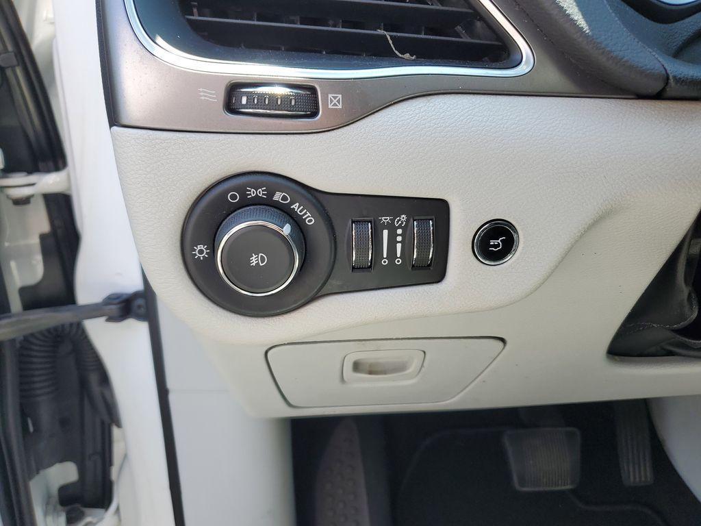 used 2020 Jeep Cherokee car, priced at $12,995