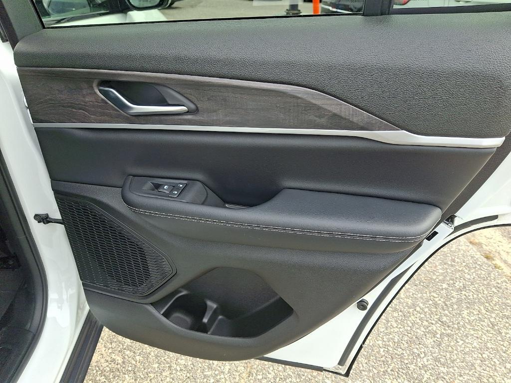 used 2023 Jeep Grand Cherokee car, priced at $33,094