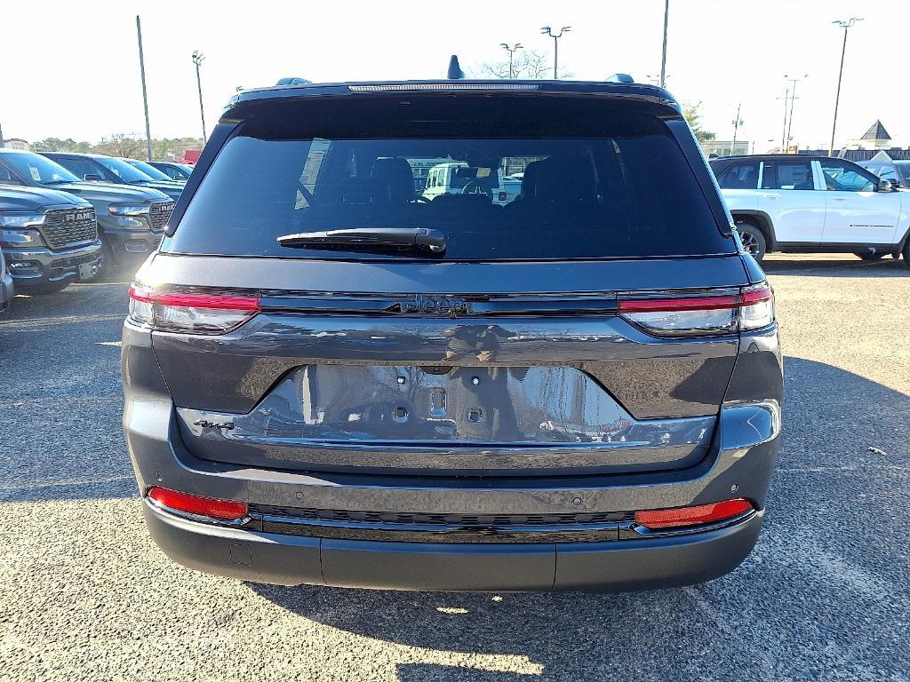 new 2025 Jeep Grand Cherokee car, priced at $43,679
