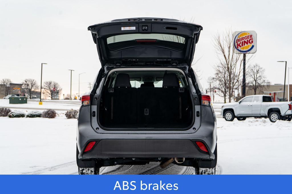 used 2024 Toyota Highlander car, priced at $33,579
