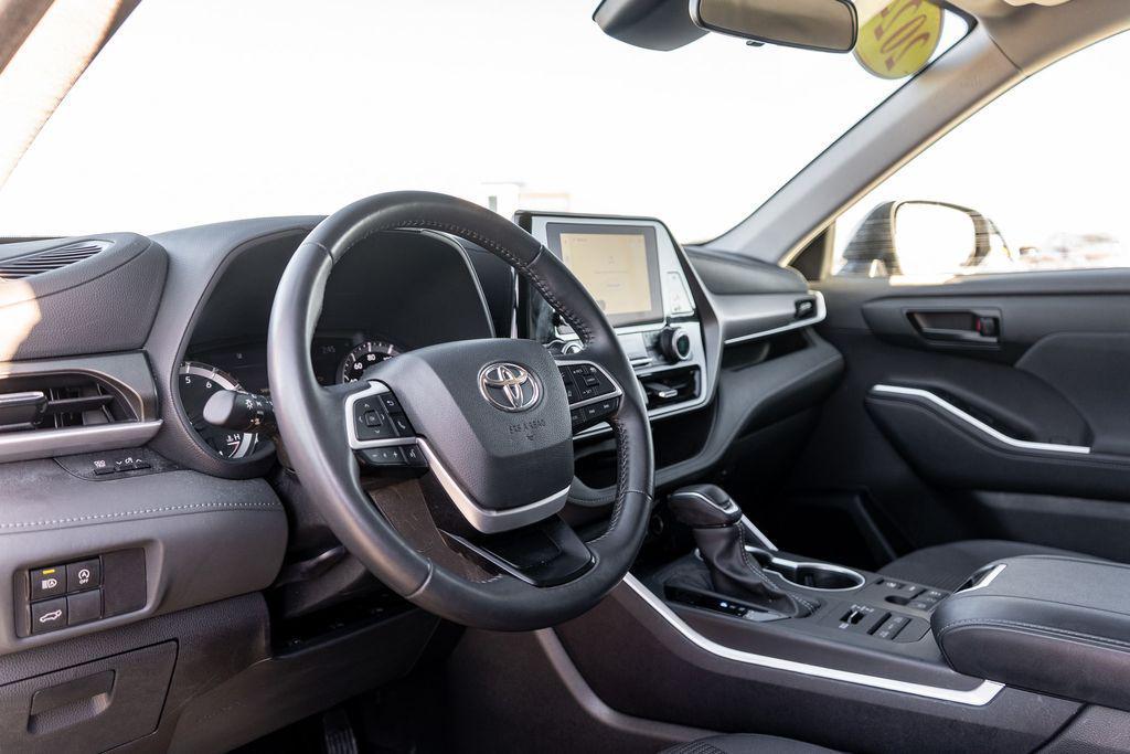 used 2024 Toyota Highlander car, priced at $35,879