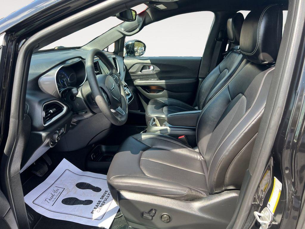 used 2025 Chrysler Pacifica car, priced at $32,372