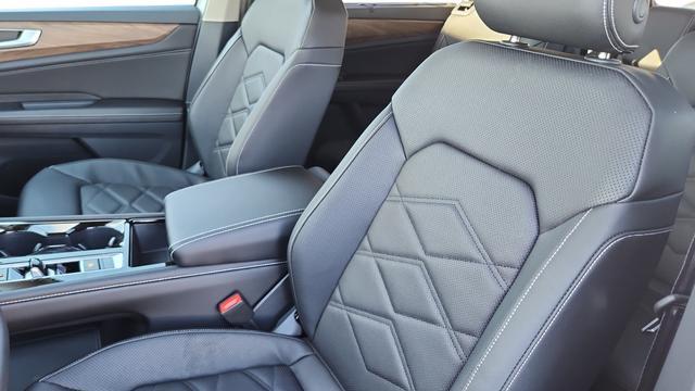 new 2026 Volkswagen Atlas car, priced at $44,008