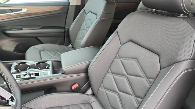 new 2026 Volkswagen Atlas car, priced at $43,283