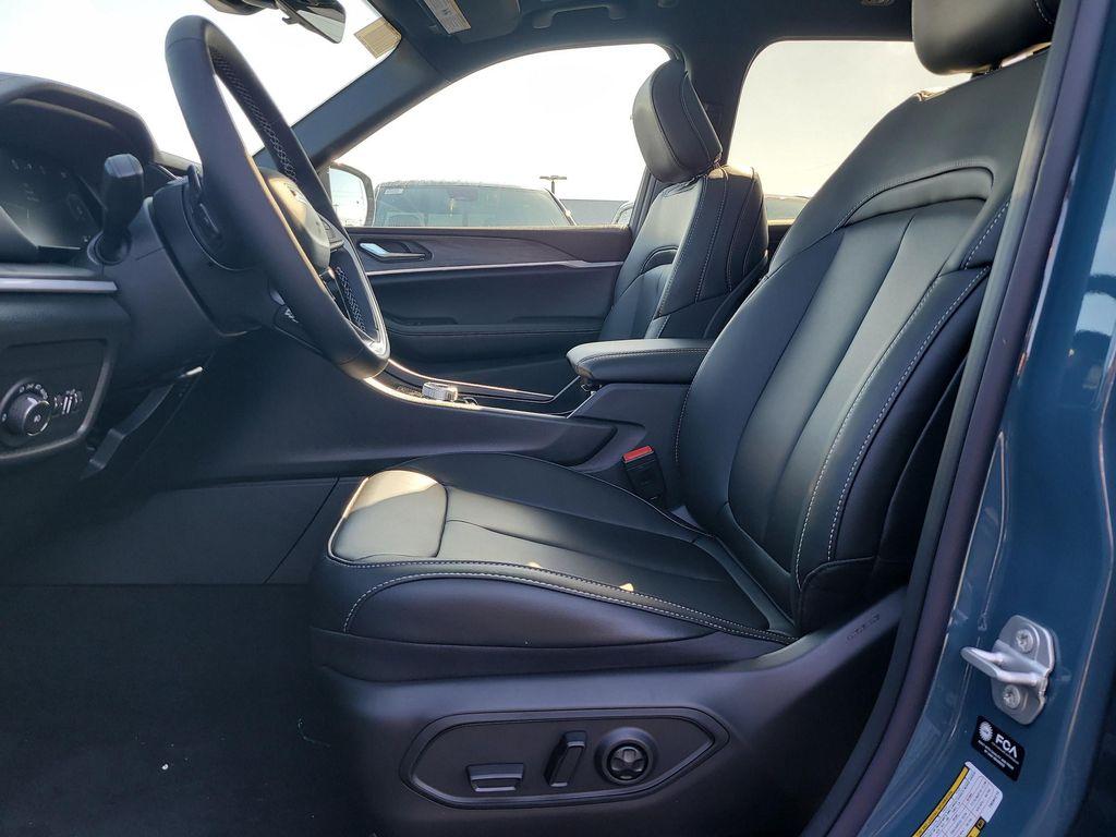 new 2026 Jeep Grand Cherokee car, priced at $40,883