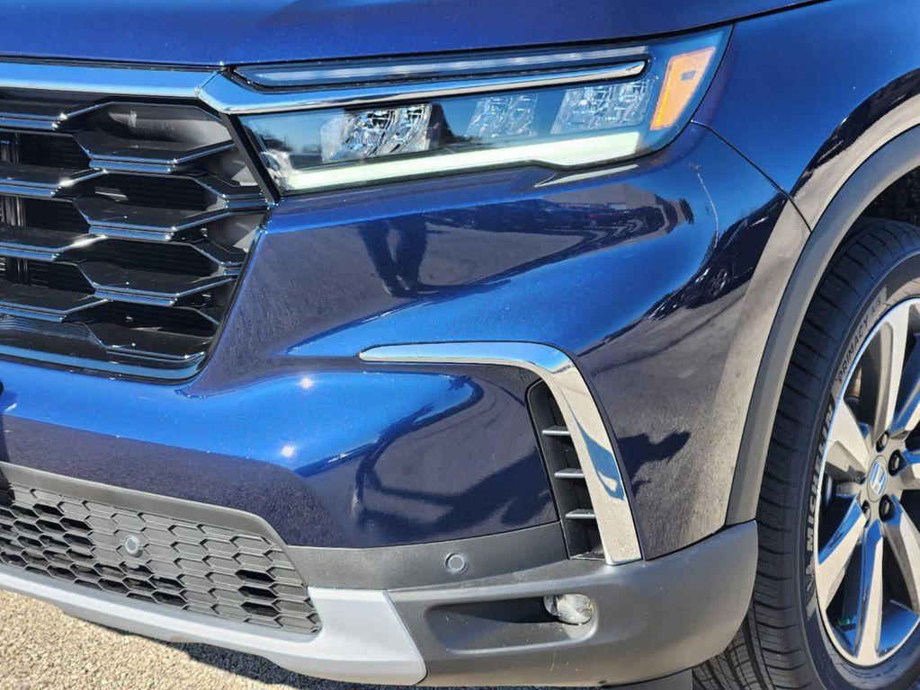 new 2025 Honda Pilot car, priced at $48,995