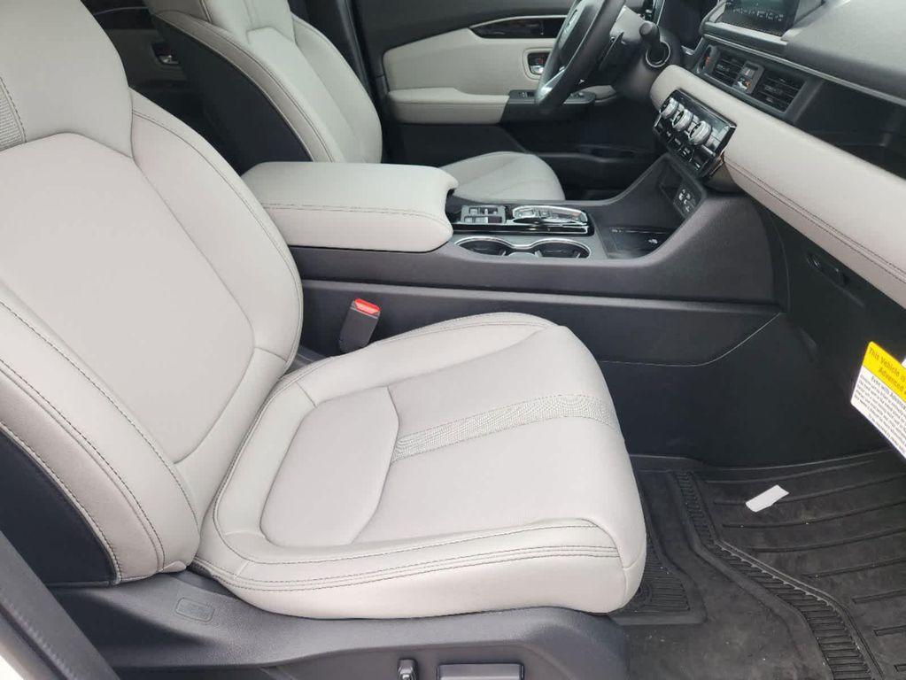 new 2025 Honda Pilot car, priced at $48,995