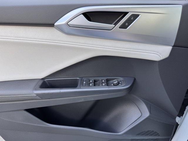 new 2025 Volkswagen Taos car