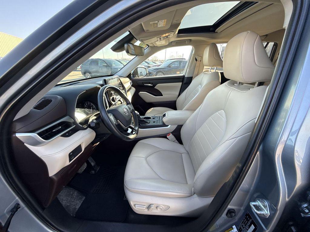 used 2020 Toyota Highlander car, priced at $26,991