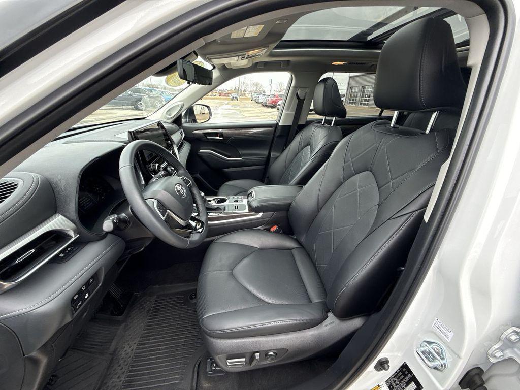 used 2025 Toyota Highlander Hybrid car, priced at $52,971