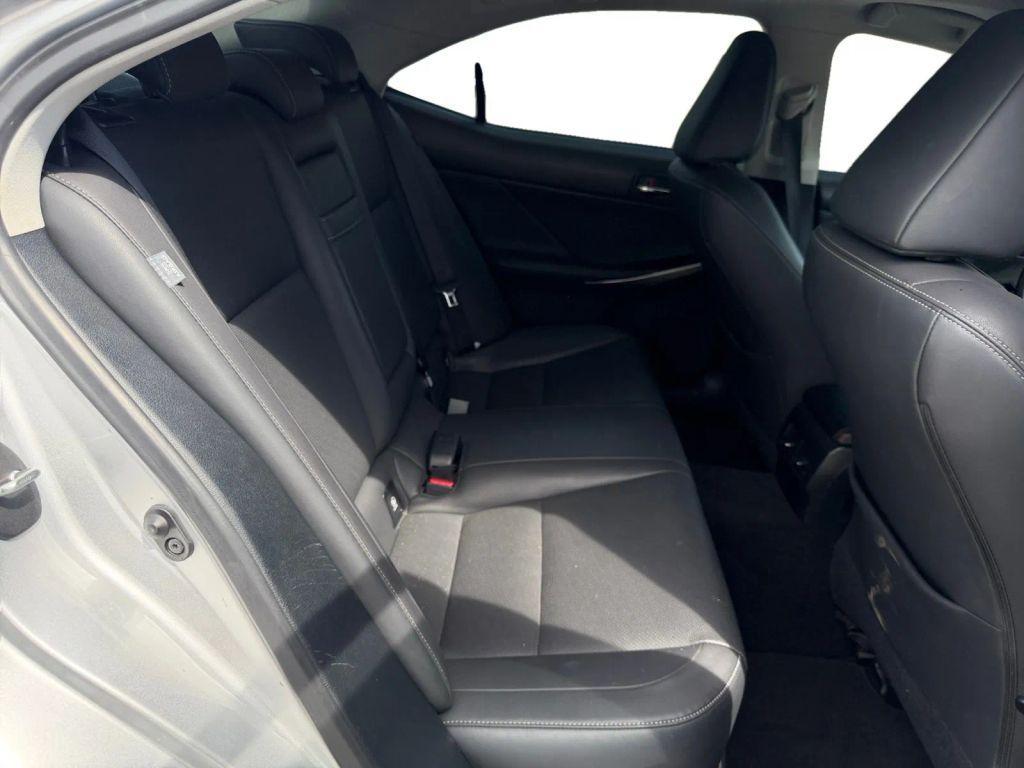 Lexus IS view 20
