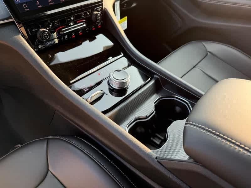 new 2025 Jeep Grand Cherokee car, priced at $43,973