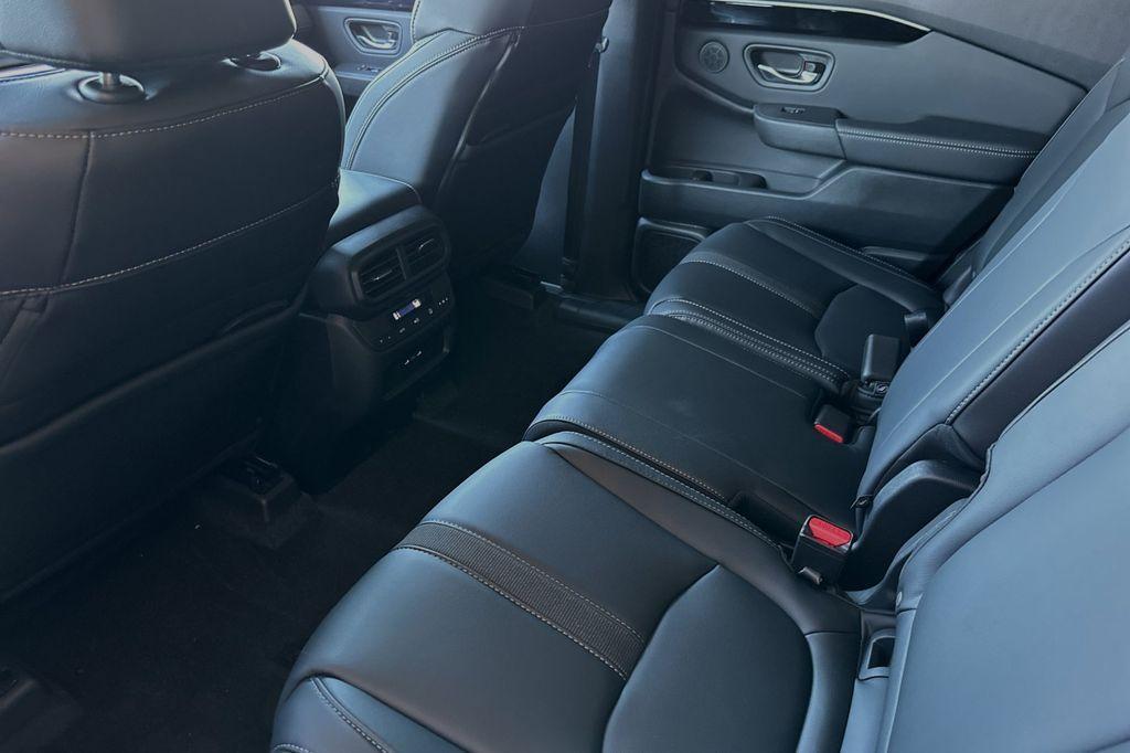 new 2025 Honda Pilot car, priced at $47,550