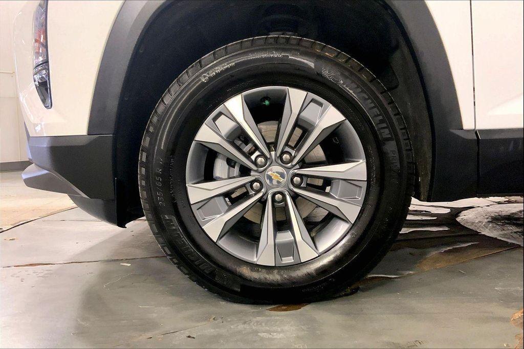 used 2025 Chevrolet Equinox car, priced at $26,900