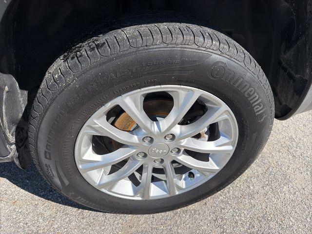 used 2019 Jeep Cherokee car, priced at $13,997