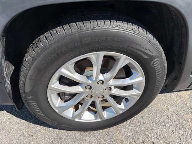 used 2019 Jeep Cherokee car, priced at $13,997