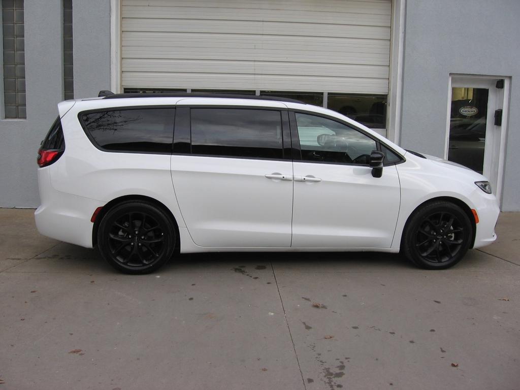 used 2025 Chrysler Pacifica car, priced at $38,475