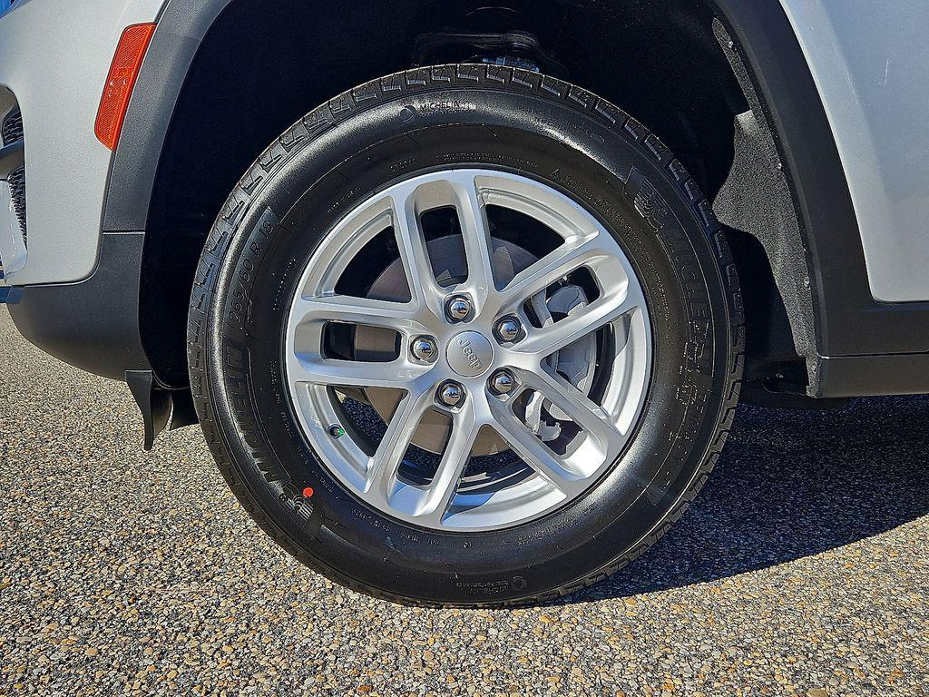 new 2025 Jeep Grand Cherokee car, priced at $36,880