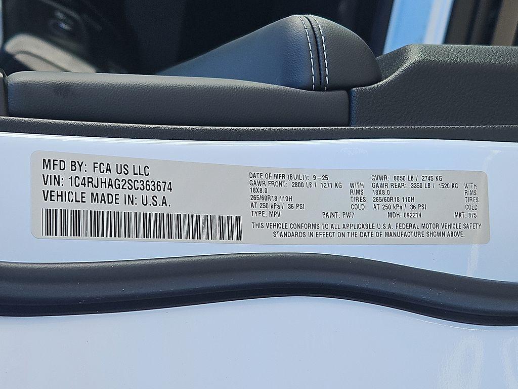 new 2025 Jeep Grand Cherokee car, priced at $36,000