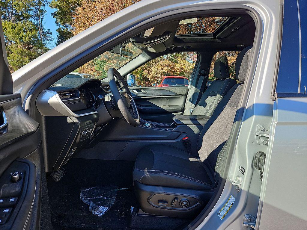 new 2025 Jeep Grand Cherokee car, priced at $38,133