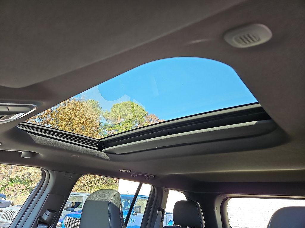 new 2025 Jeep Grand Cherokee car, priced at $38,133