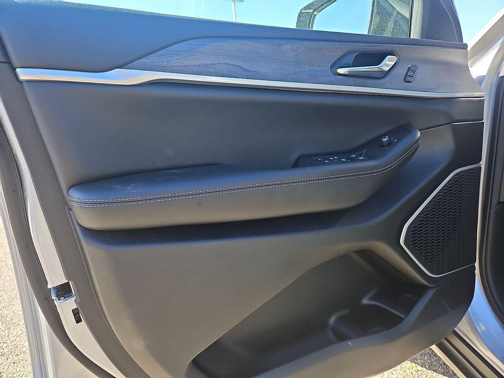 new 2026 Jeep Grand Cherokee car, priced at $43,986