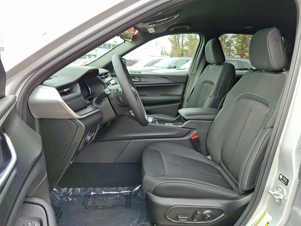 new 2026 Jeep Grand Cherokee car, priced at $42,585