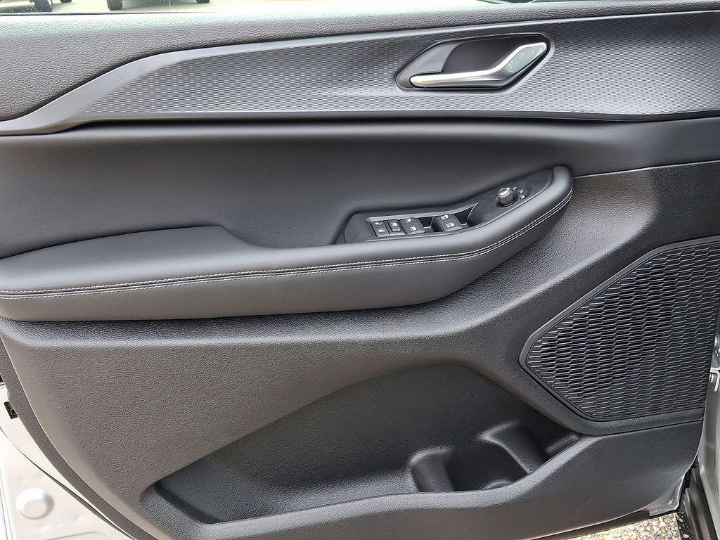 new 2026 Jeep Grand Cherokee car, priced at $42,585