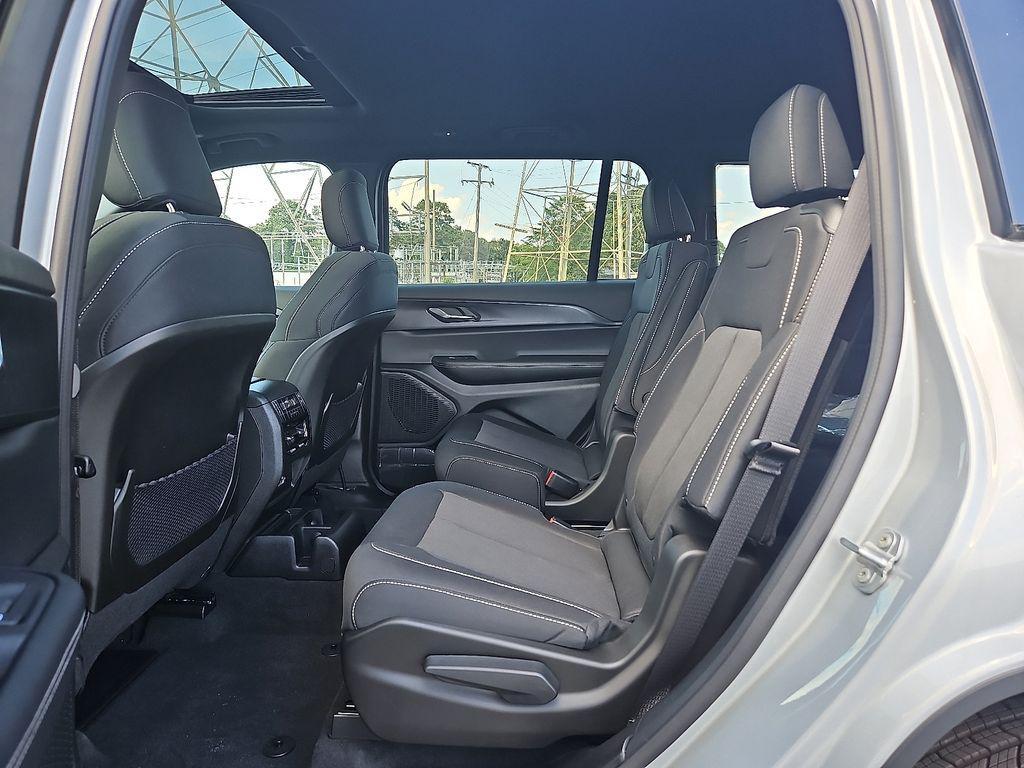 new 2025 Jeep Grand Cherokee L car, priced at $32,000