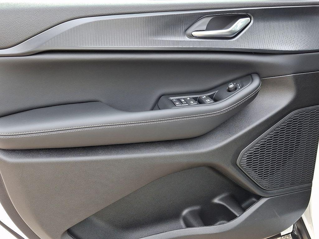 new 2026 Jeep Grand Cherokee car, priced at $41,990