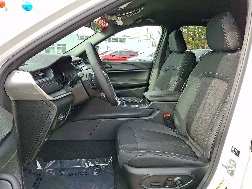 new 2026 Jeep Grand Cherokee car, priced at $41,990