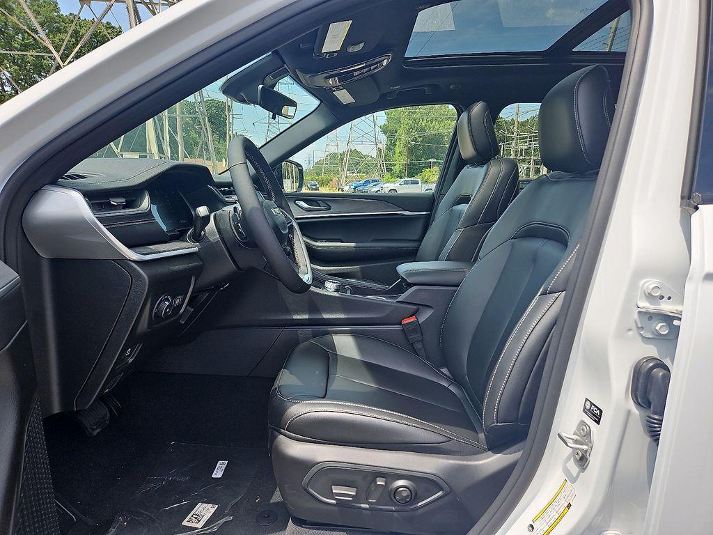 new 2025 Jeep Grand Cherokee car, priced at $41,713