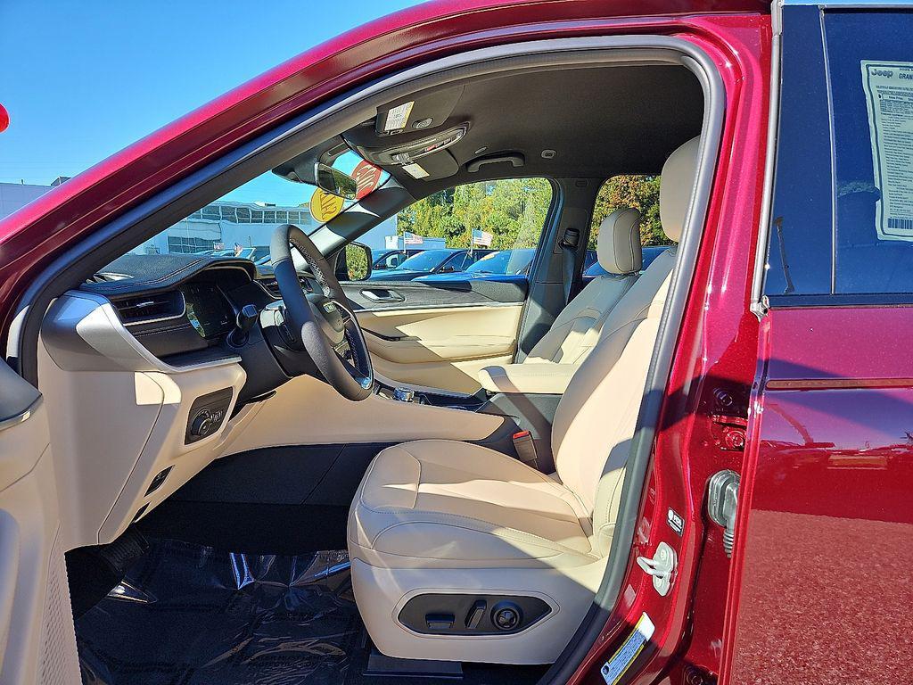 new 2025 Jeep Grand Cherokee car, priced at $43,564
