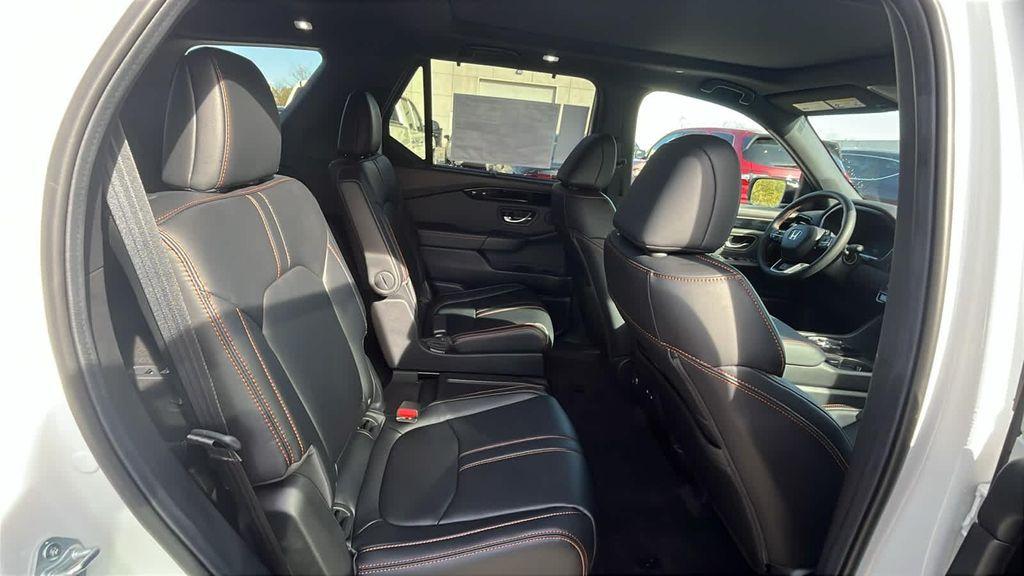 new 2025 Honda Pilot car, priced at $51,350