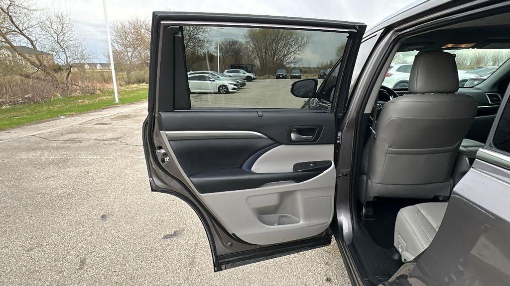 used 2019 Toyota Highlander car, priced at $29,499