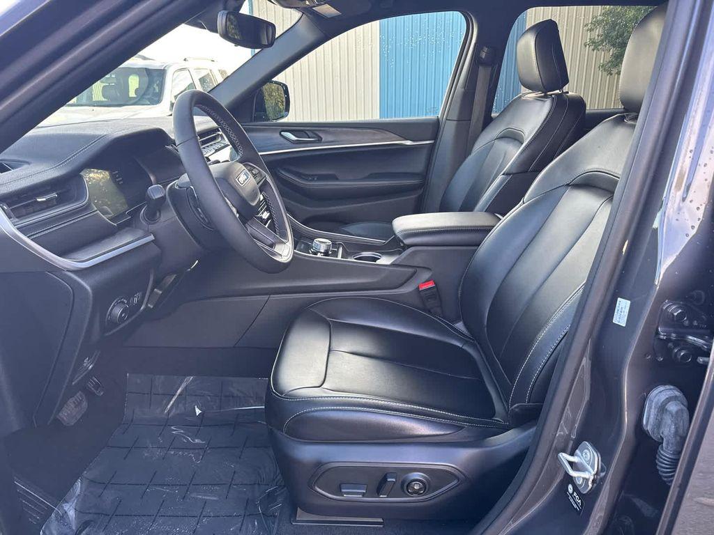used 2025 Jeep Grand Cherokee car, priced at $37,499