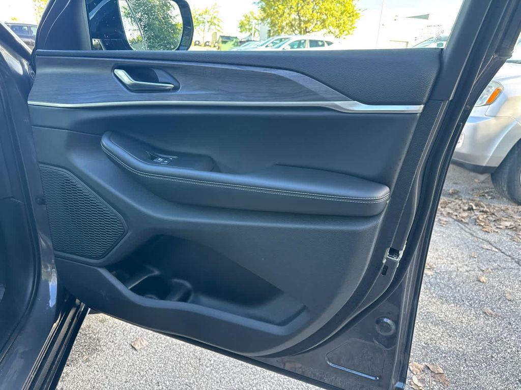 used 2025 Jeep Grand Cherokee car, priced at $37,499