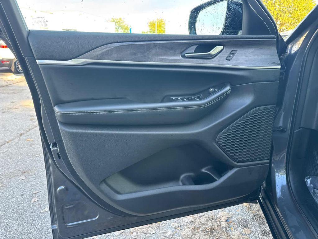 used 2025 Jeep Grand Cherokee car, priced at $37,499