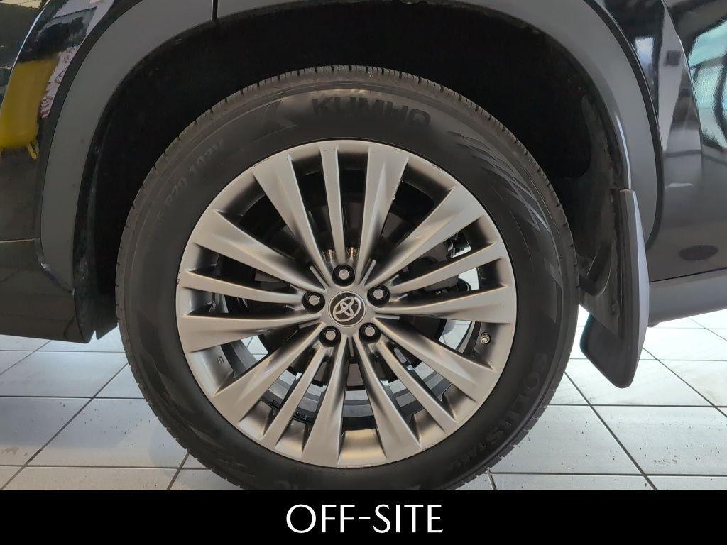 used 2021 Toyota Highlander car, priced at $34,990