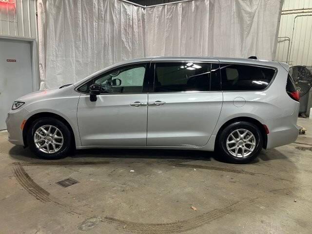 used 2024 Chrysler Pacifica car, priced at $25,991