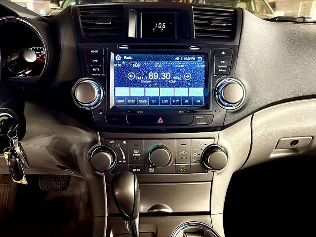 2010 SILVER Toyota Highlander