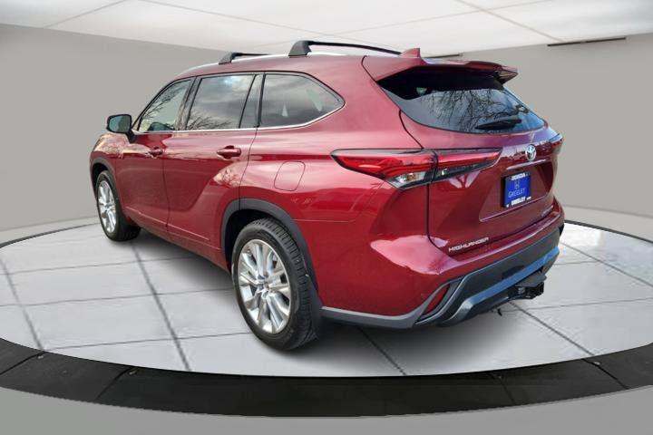 used 2021 Toyota Highlander car, priced at $30,900