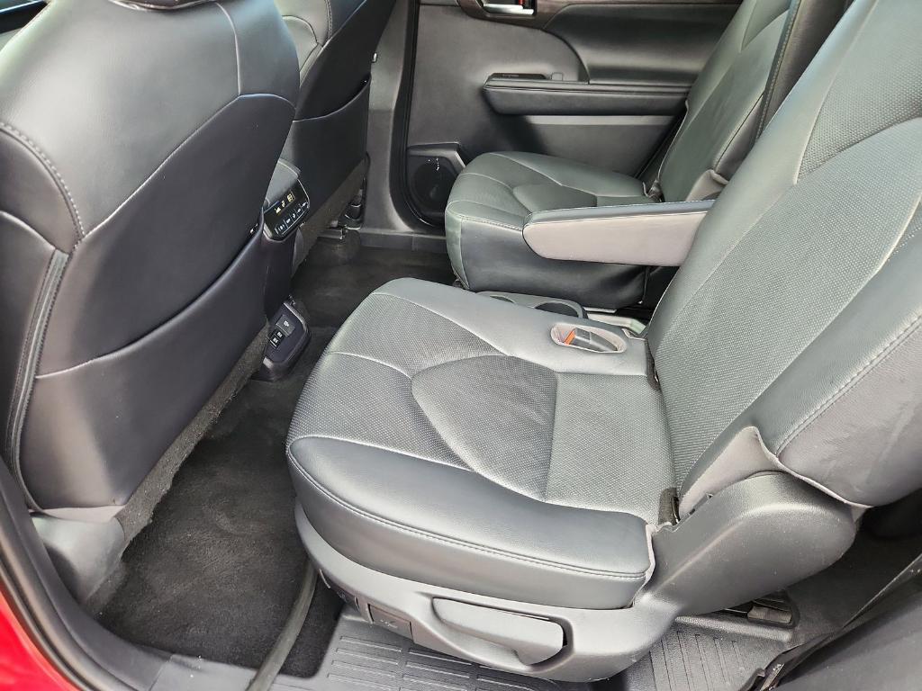 used 2021 Toyota Highlander car, priced at $30,900