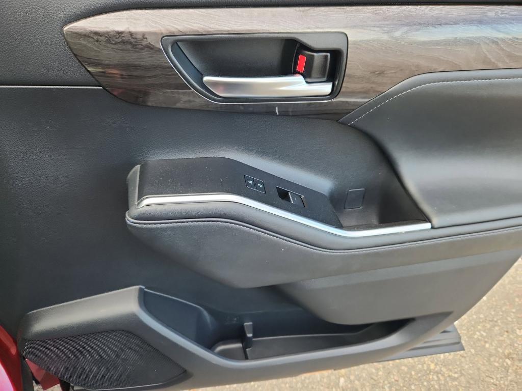 used 2021 Toyota Highlander car, priced at $30,900