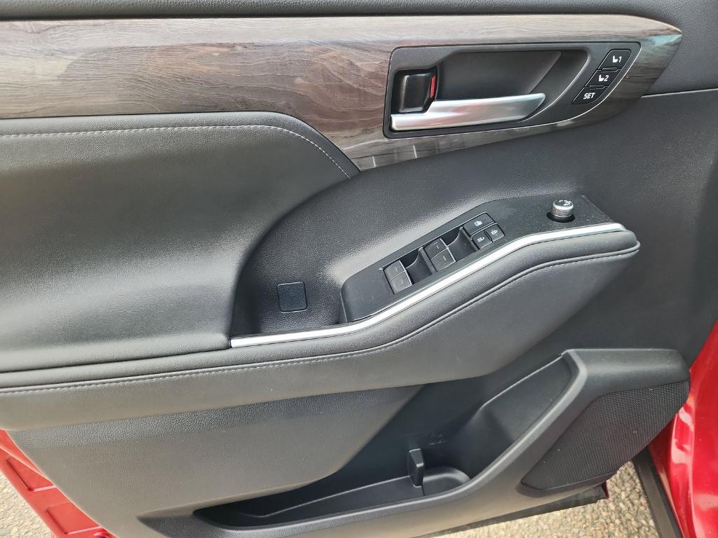 used 2021 Toyota Highlander car, priced at $30,900