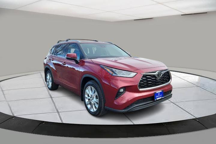used 2021 Toyota Highlander car, priced at $30,900