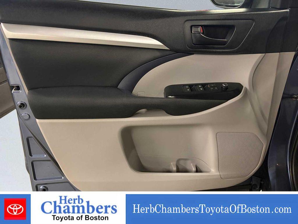 used 2015 Toyota Highlander car, priced at $18,394