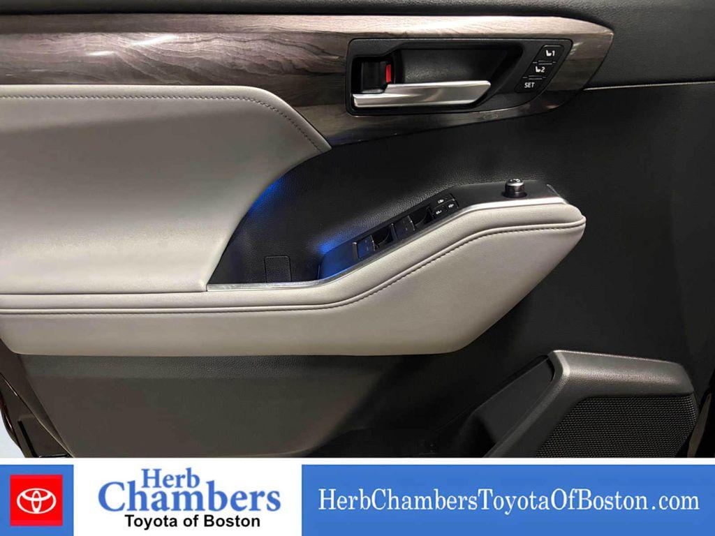 used 2021 Toyota Highlander Hybrid car, priced at $34,767