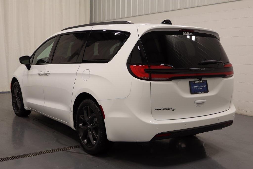 new 2026 Chrysler Pacifica car, priced at $41,611